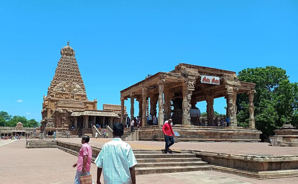 Wide view of Brihadeeswarar Temple in Thanjavur